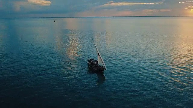 空中/天堂般的日落，三角帆船穿越桑给巴尔岛视频下载