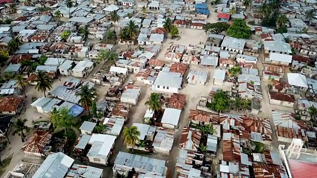 非洲村庄棚户区-棚屋和棚屋/空中俯瞰，桑给巴尔视频素材