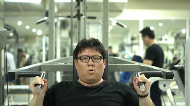 亚洲胖男人做肩部锻炼视频素材