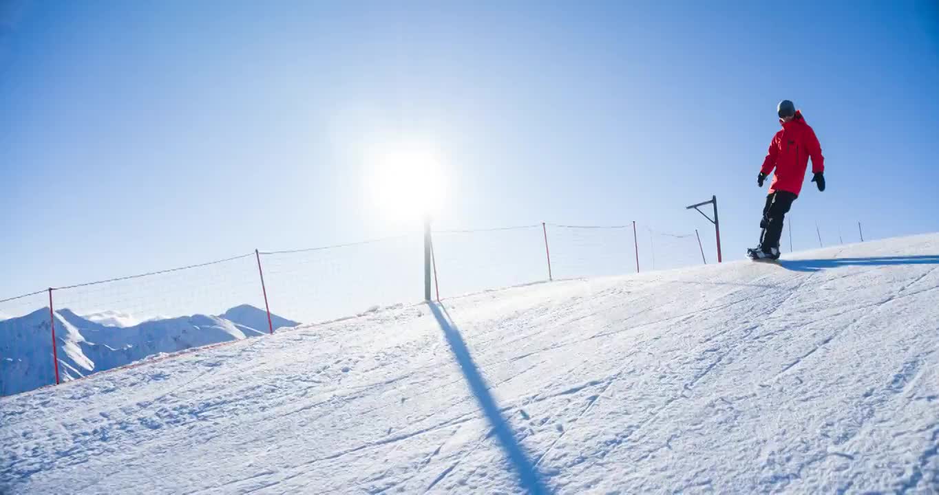 在滑雪场的滑雪场上做一个大转弯的专业滑雪板运动员视频素材