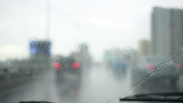 在路上下雨的时候透过车窗看视频素材
