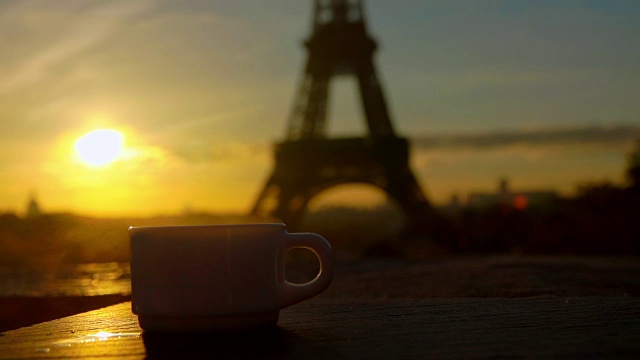 巴黎一个阳光明媚的早晨，一杯白咖啡视频素材