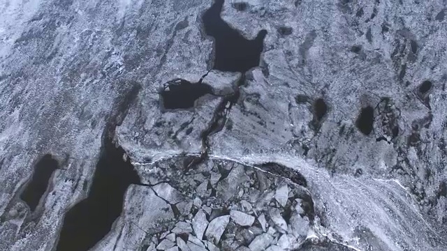 从破碎的冰到未被破坏的冻结的河流的俯视图。视频素材