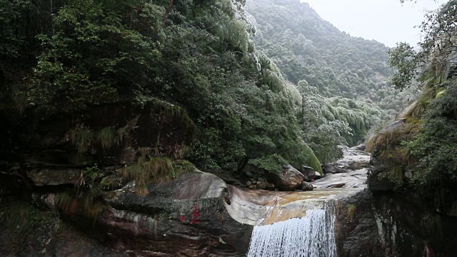 中国黄山翡翠谷的慢镜头瀑布视频下载