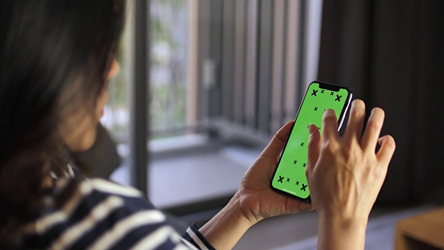 在家里使用智能手机绿色屏幕视频素材