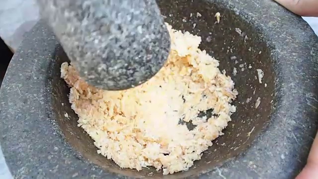 用传统的大理石砂浆捣碎虾米视频下载