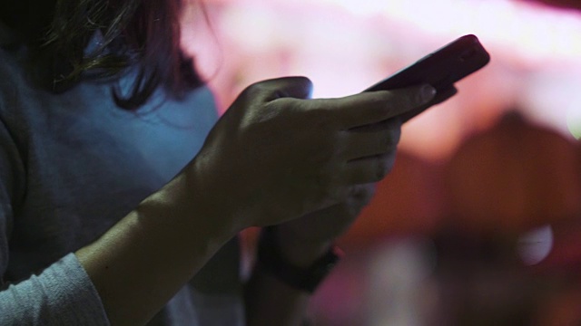 中国农历新年女性使用智能手机视频购买