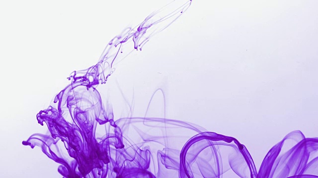 紫色墨水在水中扩散视频素材