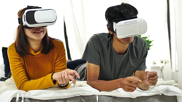一对夫妇在家玩虚拟现实耳机视频素材