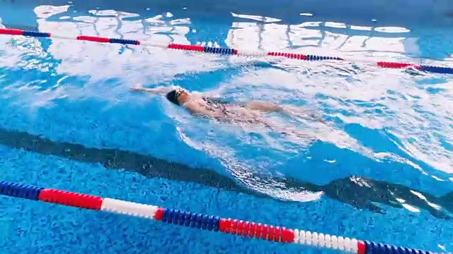 一位女游泳运动员在游泳池里练习。视频下载
