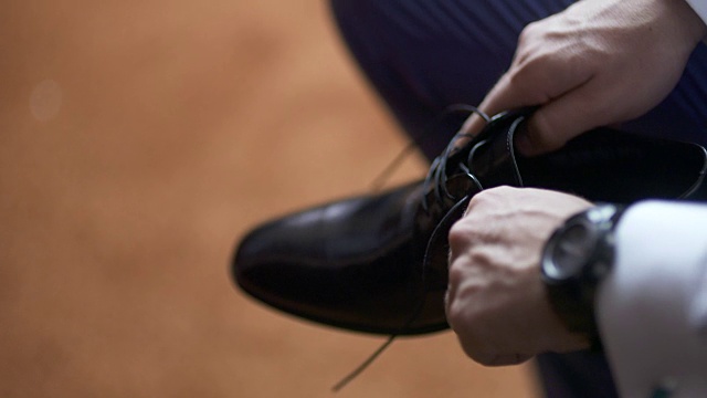 穿西装系鞋的男人视频素材