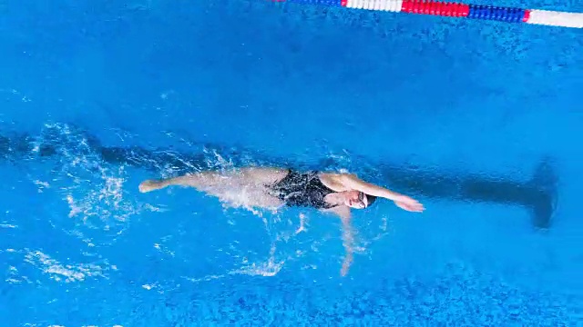 游泳者在仰泳时要控制呼吸。视频下载