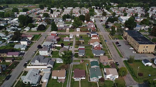 高角度空中拍摄典型的宾夕法尼亚社区视频素材