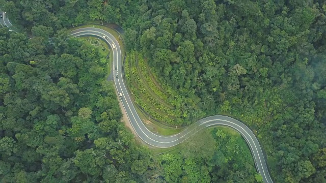 鸟瞰图的公路旅行在森林卡梅伦高原，布林昌，马来西亚视频下载