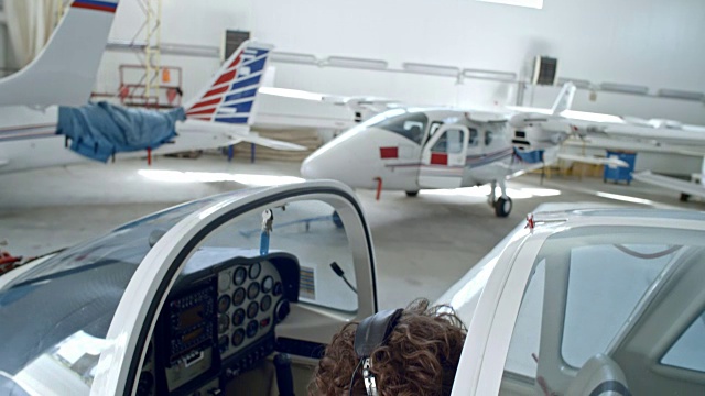 女飞行员用平板电脑检查驾驶舱视频下载