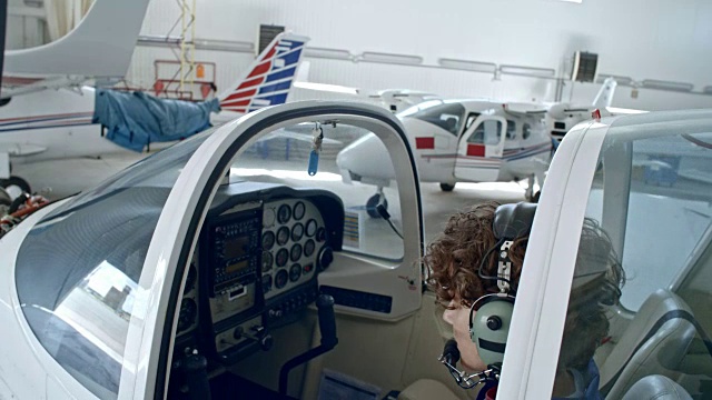 女飞行员在飞机上用耳机说话视频下载