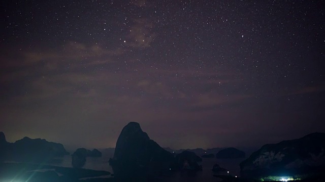 夜晚的天空和移动的星星Samet Nang社，泰国，攀雅视频下载