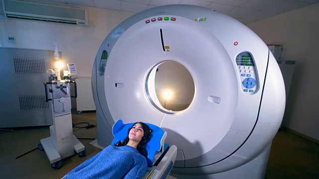 妇女在核磁共振成像MRI扫描在现代医院。视频素材