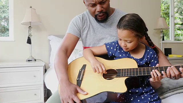 父女在4k卧室玩吉他视频素材