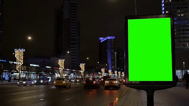 时间流逝。广告牌上的绿色屏幕。在为节日而画的街道上。视频下载