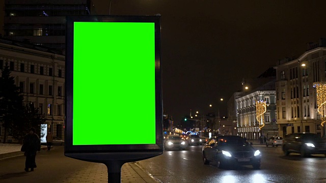 为了庆祝节日，街道上装饰着绿色屏幕的广告牌。视频下载