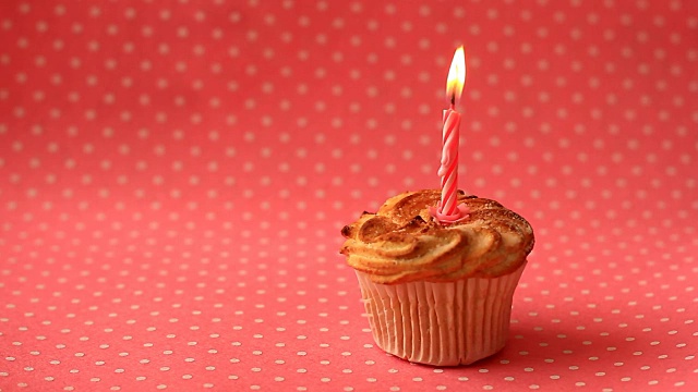 生日蛋糕和燃烧的蜡烛视频素材
