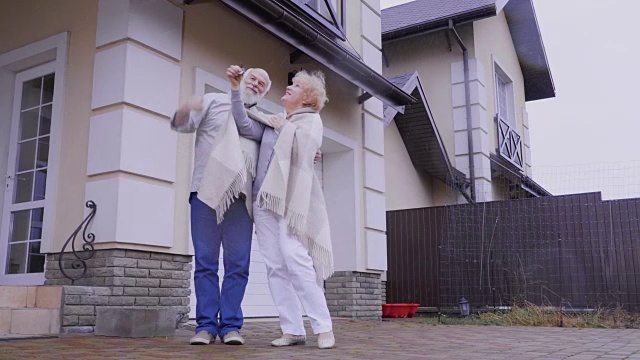 快乐的老男人和女人拿着新房子的钥匙视频素材