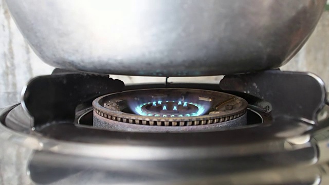 侧视图煤气炉在厨房做饭视频素材