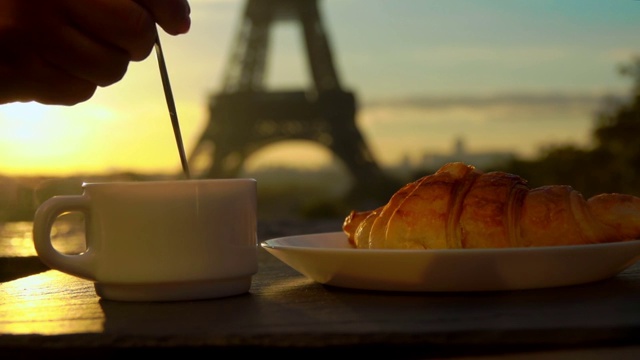 在巴黎，一杯咖啡配一个羊角面包视频素材