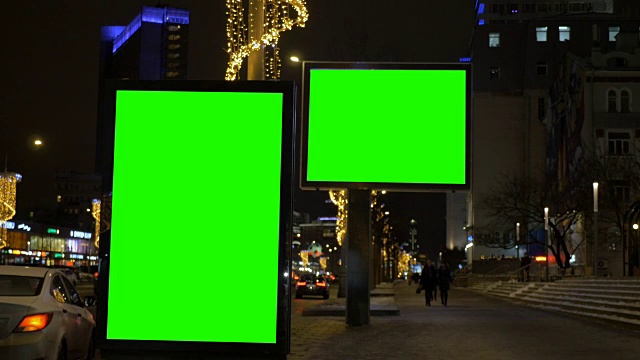 两块带有绿色屏幕的广告牌。视频素材