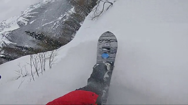 野外滑雪板个人视角骑粉雪下山视频素材