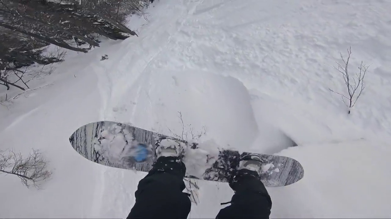 穷乡僻僻的滑雪板运动员落入粉状雪中视频素材