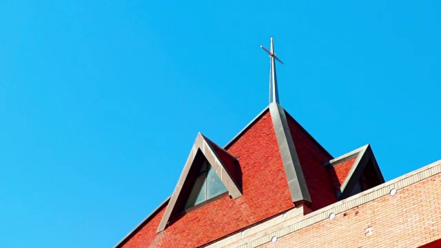 蓝天映衬下的现代教堂建筑。视频下载