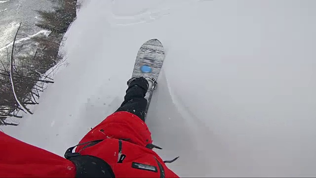 在雪山的荒野中免费滑雪的观点视频素材