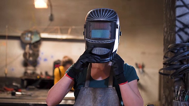 年轻女焊工的肖像视频素材