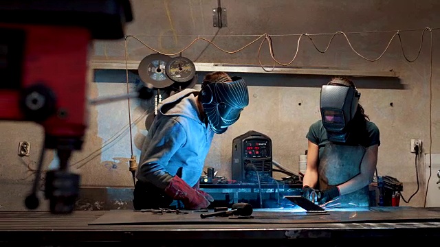 工程师教学徒使用焊机视频素材