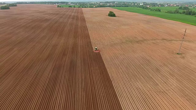 农民在田间播种、播种庄稼。鸟瞰图视频素材