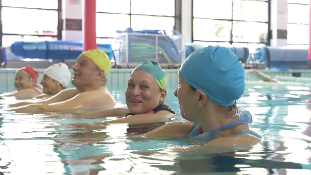 水上有氧运动课程为活跃的老年人视频下载