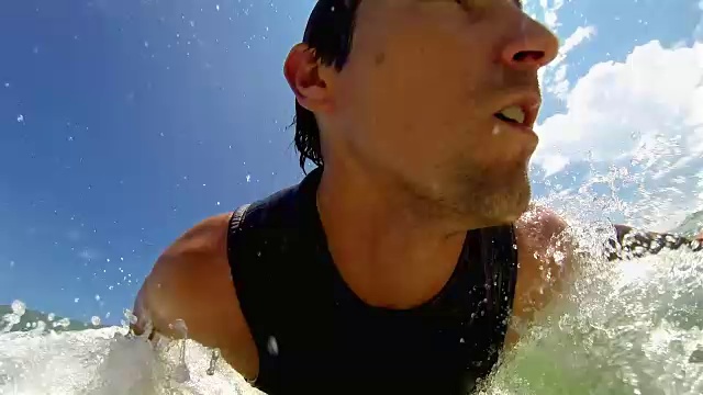冲浪者抓住挑战的浪潮哥斯达黎加视频素材