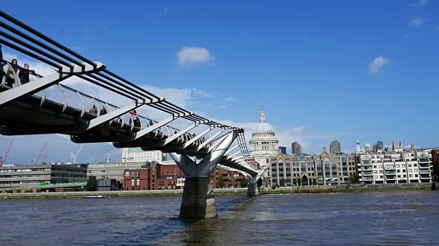 伦敦千禧桥和圣保罗大教堂视频素材