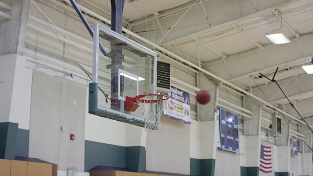 篮球被投进篮框视频素材