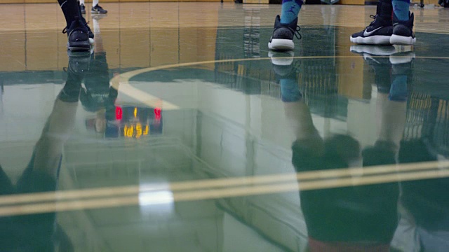 女子大学队篮球场反射视频素材
