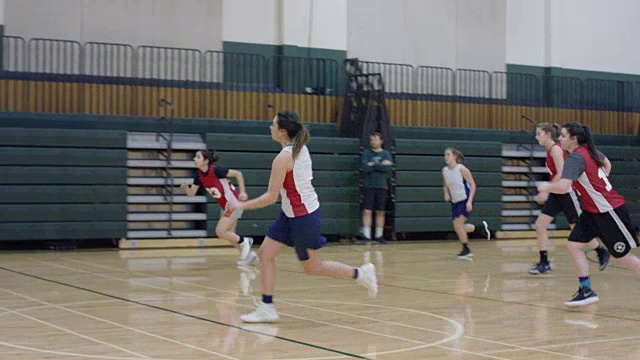 女子将篮球传给场上后的拦截视频素材