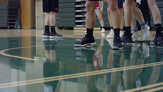 特写女子篮球运动员的脚在关键视频下载