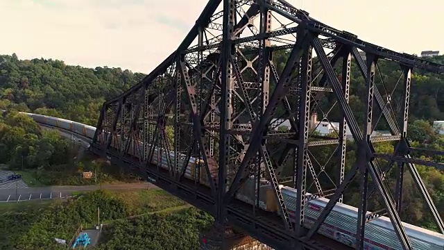 铁路桥上煤火车上升架空架设镜头视频下载