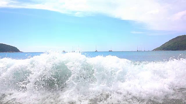 海滩上的海浪在蓝天的背景下是美丽的视频下载