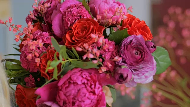 专业花匠在花店制作漂亮的花束视频下载