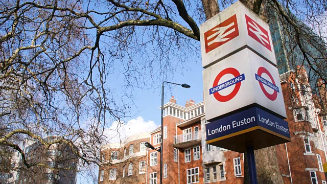 低角度拍摄的标志为伦敦尤斯顿的铁路和地铁站。视频下载
