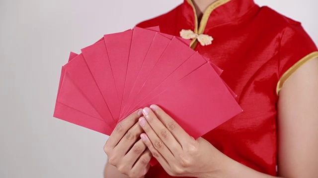 手握红包，寓意春节快乐视频下载