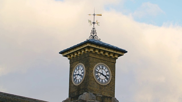 摄于伦敦国王十字车站顶部的小钟楼。视频下载